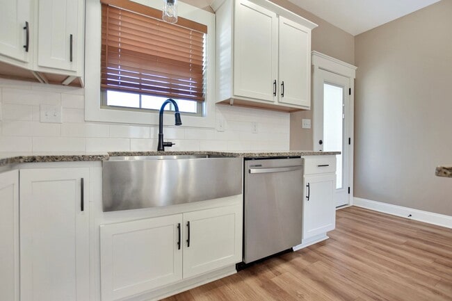 Building Photo - Pet Friendly Three Bedroom!