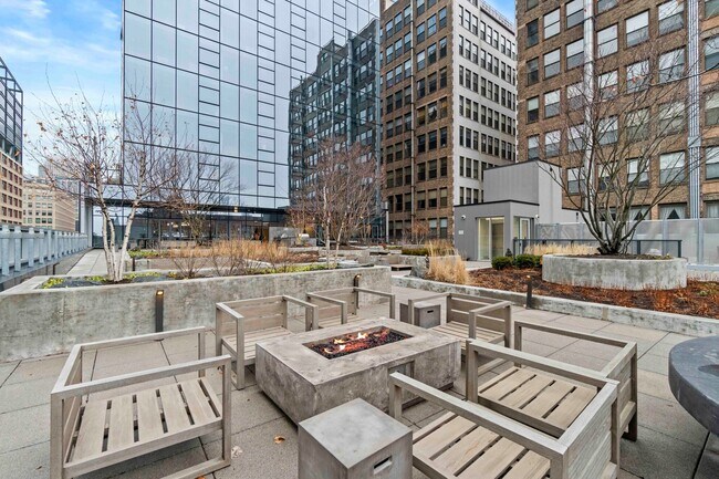 Building Photo - 727 S Clark St