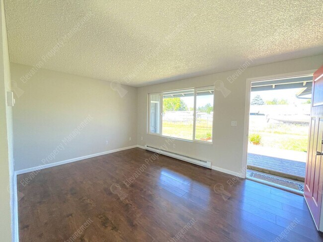 Building Photo - Recently-renovated 2 BR duplex in Redmond ...