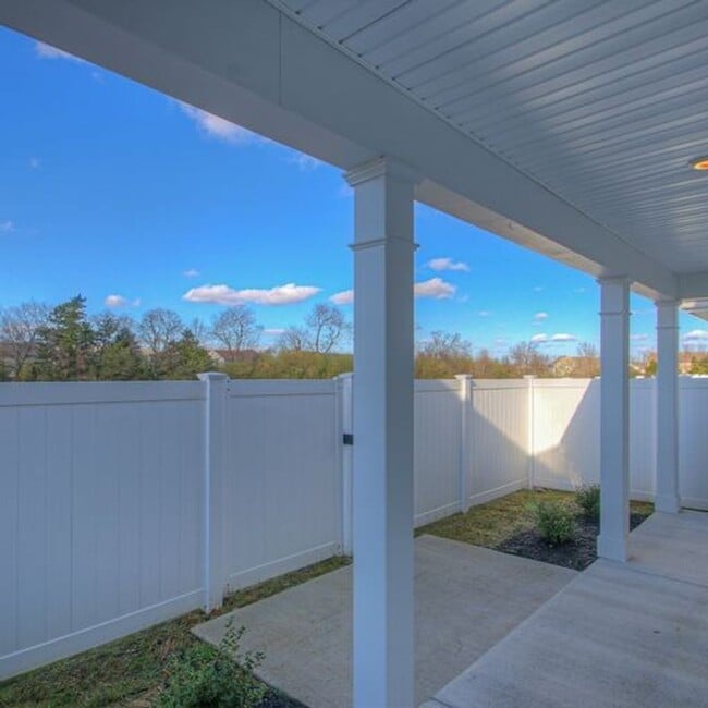 Building Photo - Upgraded, Luxury Townhouse