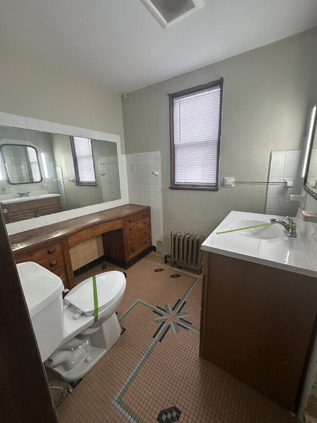 Building Photo - 747 Parker Ave