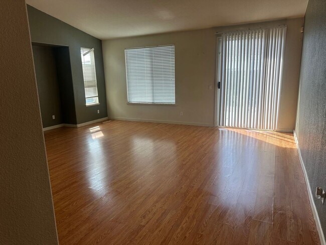 Building Photo - 3527 Griffith Dr