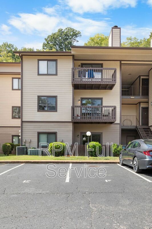 Building Photo - 135 Hicks Rd