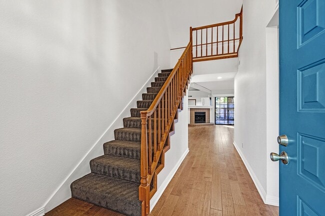 Building Photo - Beautiful Townhome in the Heart of Pleasanton