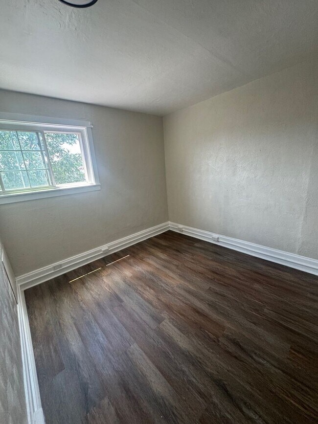 Building Photo - Beautifully Updated 2BR Home in McKees Rocks