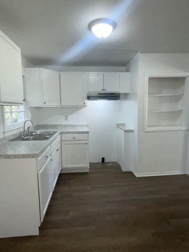 Building Photo - 1040 Shalimar Dr