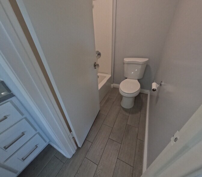 MASTER BED ROOM - 809 Brent Ave
