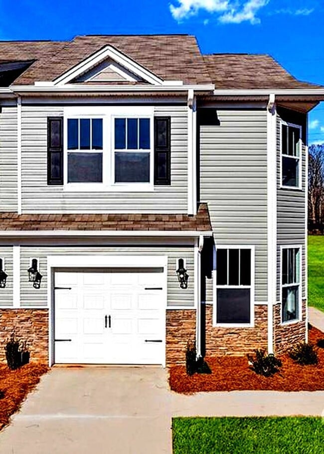 Building Photo - Newer Construction Townhome in Hendersonville