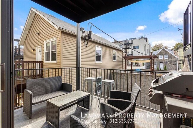 Building Photo - 1024 N Hermitage Ave