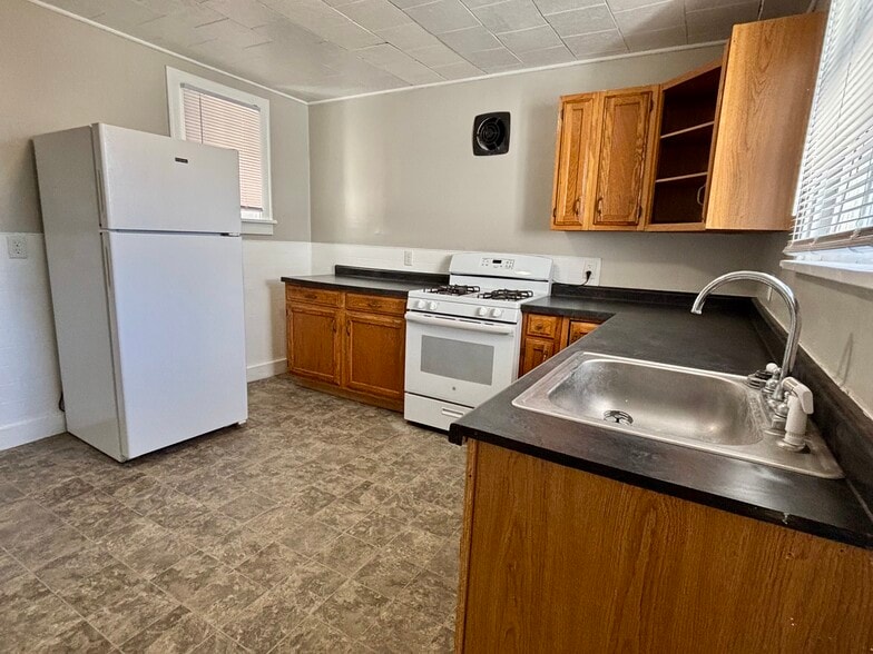 Spacious Kitchen - 431 Parry St