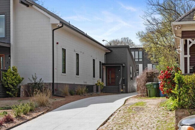 Building Photo - 955 Wylie St SE