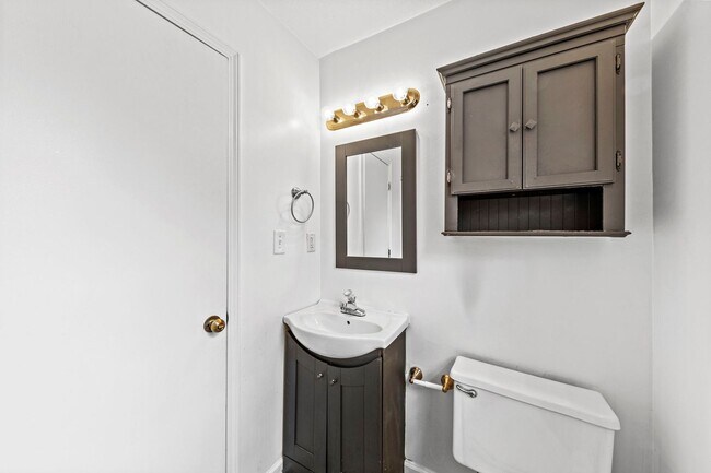 Building Photo - Move-In Special Available! Cape Cod Style Home!