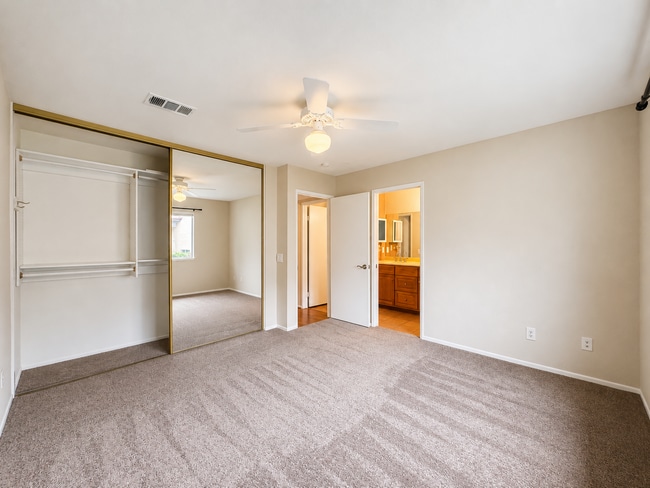 Building Photo - Beautiful 2 Bedroom Condo with fresh paint, flooring for Rent