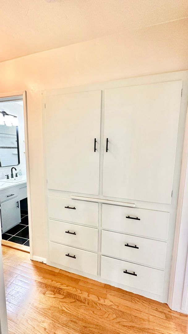 Building Photo - Lovely & Freshly Updated, Remodeled, Paint...