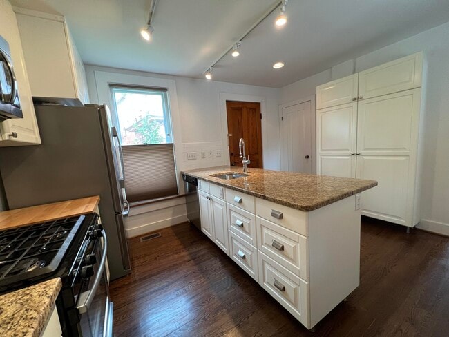 Building Photo - 310 2nd St