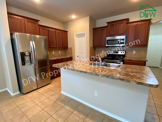 Building Photo - Stunning 4 Bedroom 2 Bathroom 2-Car Garage...