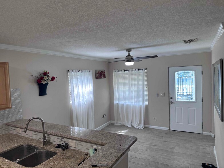 Building Photo - 4208 W La Salle St