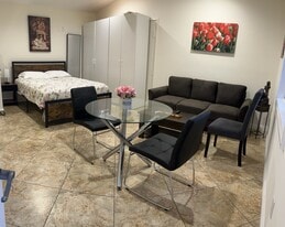 Building Photo - 741 W Dryden St