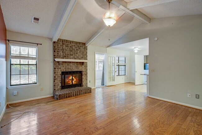 Building Photo - 33 Paddlecreek Ave