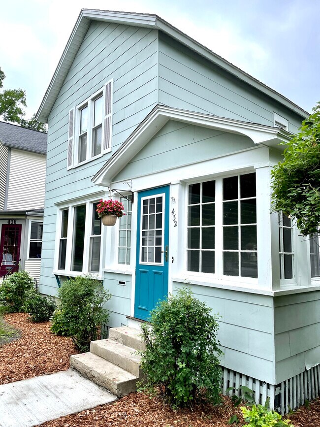 Second Floor Apartment in duplex - 432 Webster St