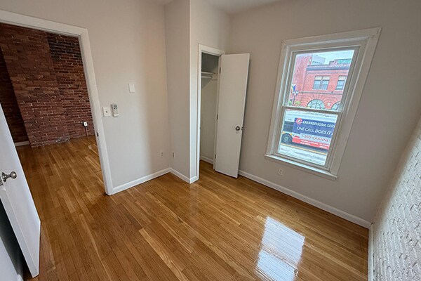 Building Photo - 164 Broadway