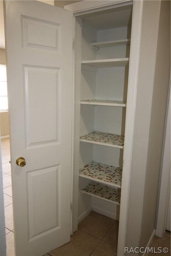 Building Photo - 13 S Washington St