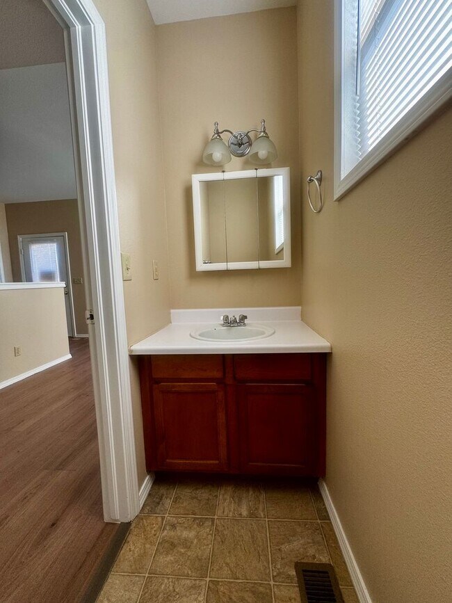 Building Photo - Charming 4 Bedroom close to Patty Jewett Golf Course