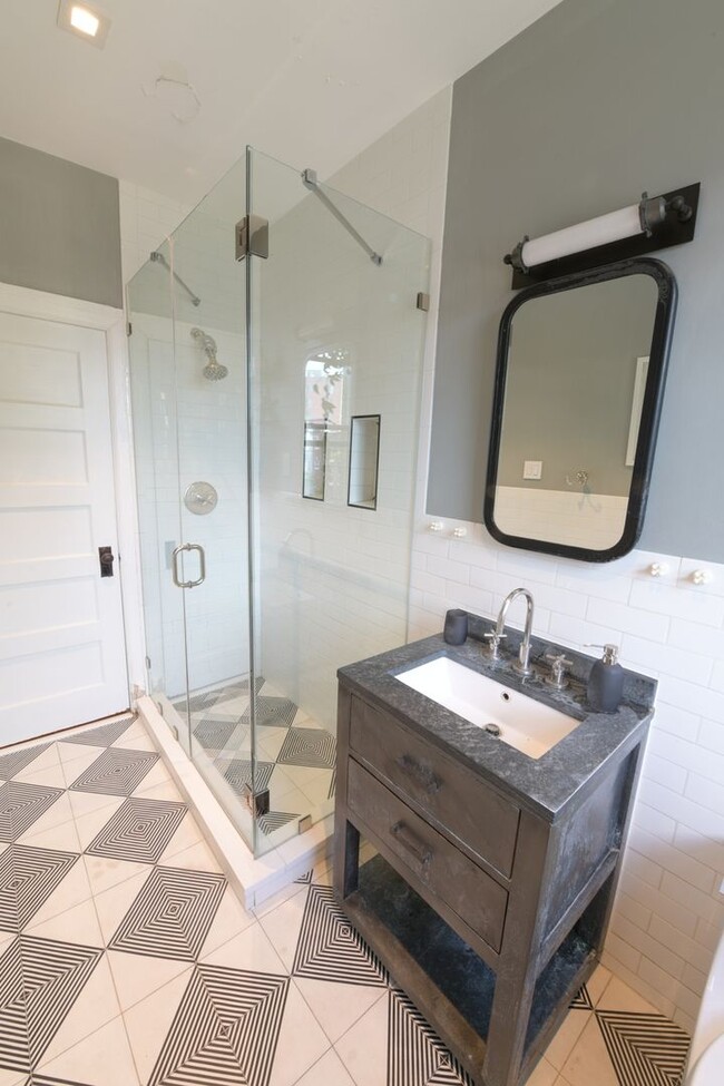 Building Photo - Charming 2BR + home office Condo in the he...
