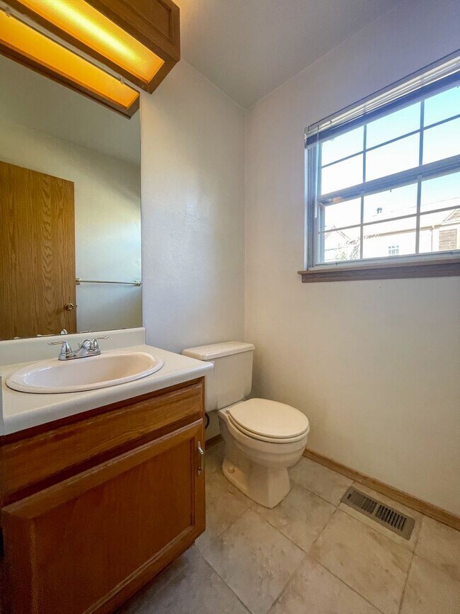 Building Photo - Beautiful 2-Bedroom Townhome in Aurora – A...