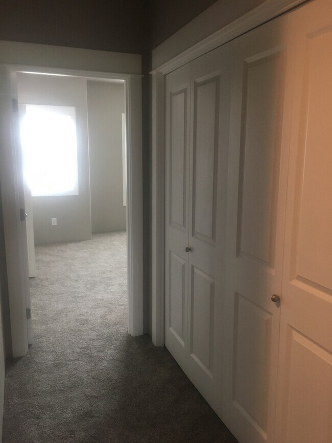 Building Photo - Beautiful Townhome in East Medford