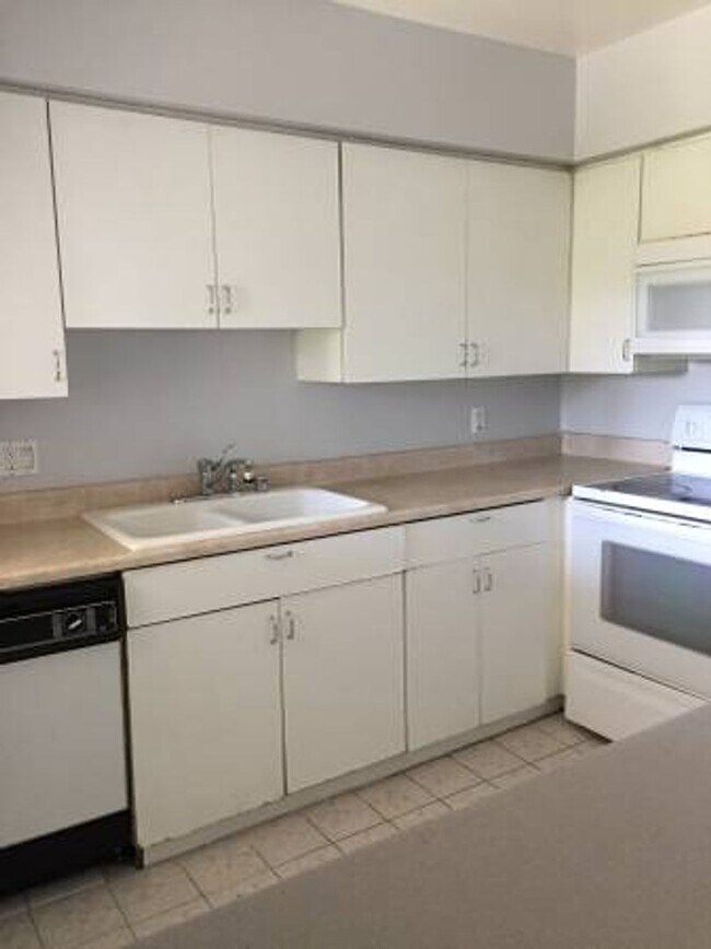 Building Photo - This is a great opportunity to rent a 2 bedroom at a competitive price in Tarzana.