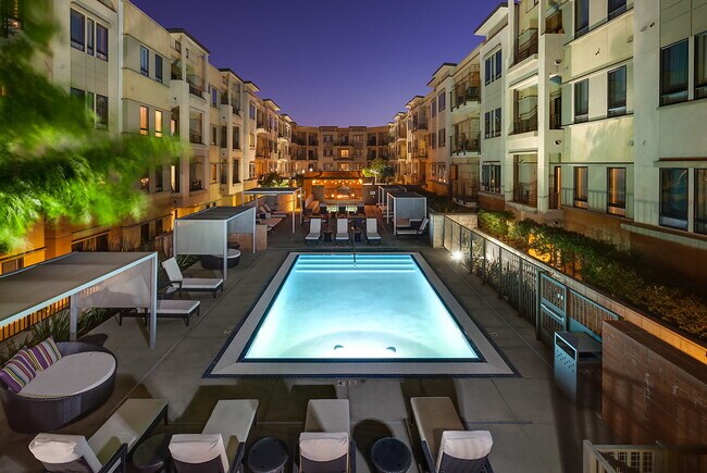 Building Photo - 5600 Wilshire