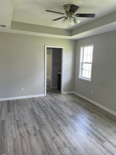 Building Photo - 208 Strawbridge Ln