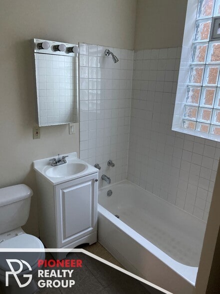 Building Photo - 2867 N Clark St