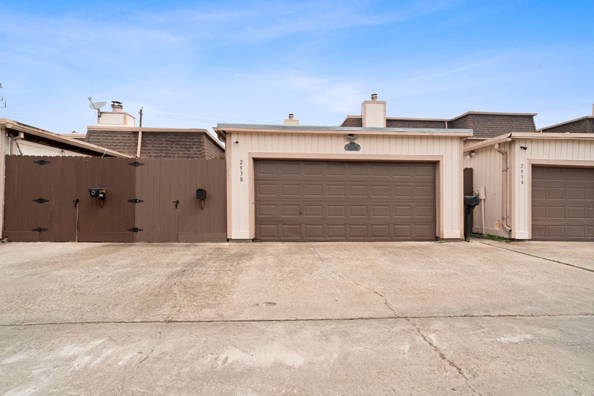 Building Photo - 2938 Camelot Ln