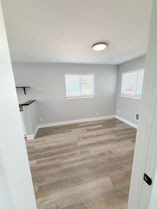 Building Photo - 2 Bedroom, 1 Bathroom Home