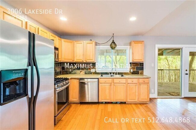 Building Photo - 3006 Lakeside Dr