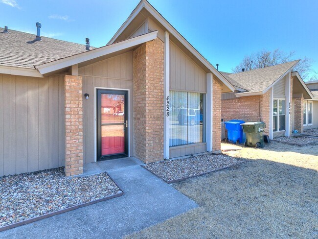 Building Photo - Charming West Norman Duplex