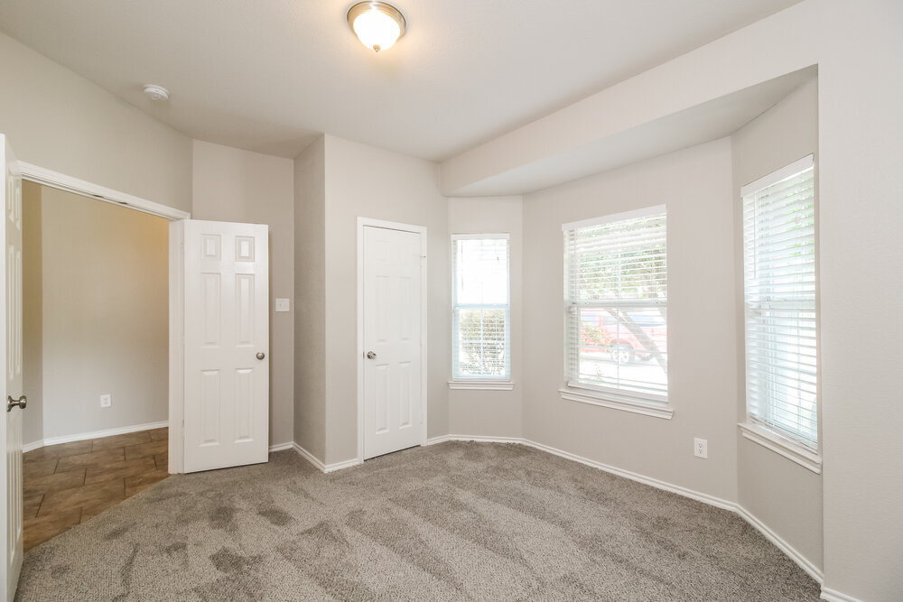 Building Photo - 10048 Iron Ridge Dr