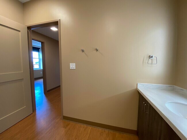 Building Photo - 83 Hanover St