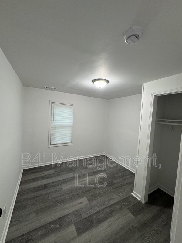 Building Photo - 209 Banks St