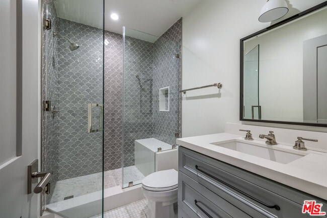 Building Photo - 703 Bayview Dr