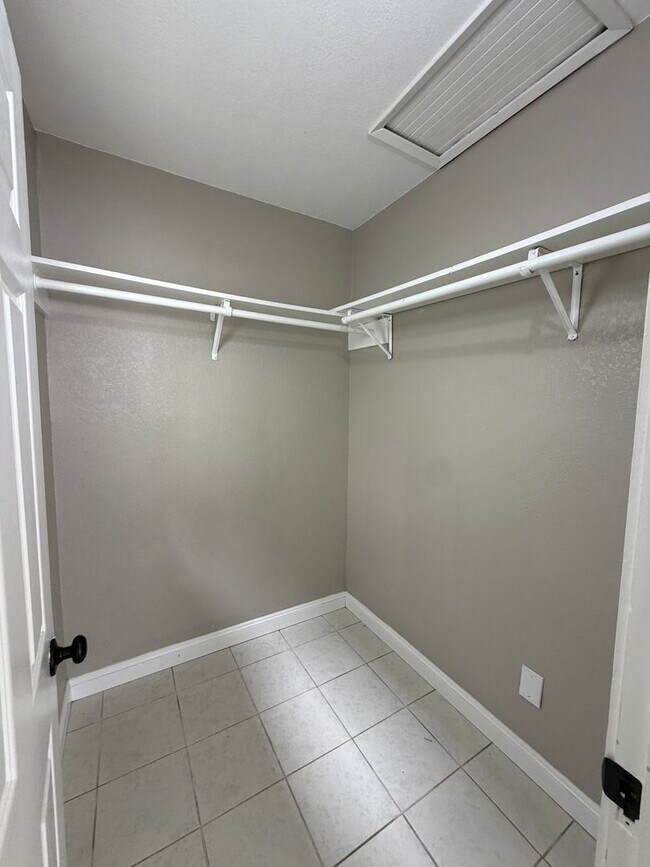 Building Photo - Move in ready -Cute and cozy 1 br house with bonus rooms