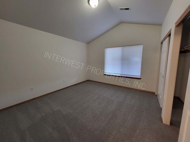 Building Photo - *1/2 OFF 1ST MONTH'S RENT PROMO* 3 Bed NE ...