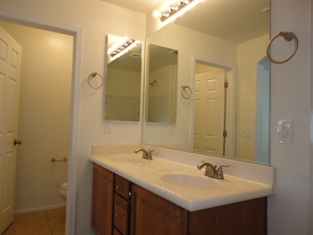 Building Photo - 4647 E Laurel Ave