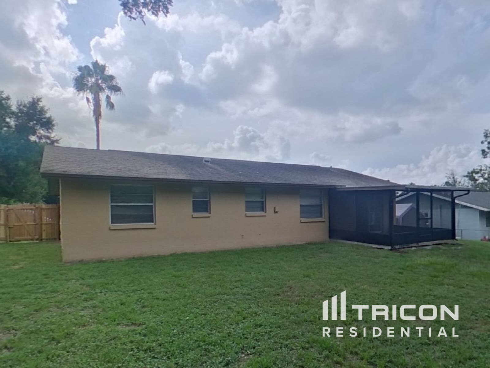 Building Photo - 1203 Seffner Valrico Rd