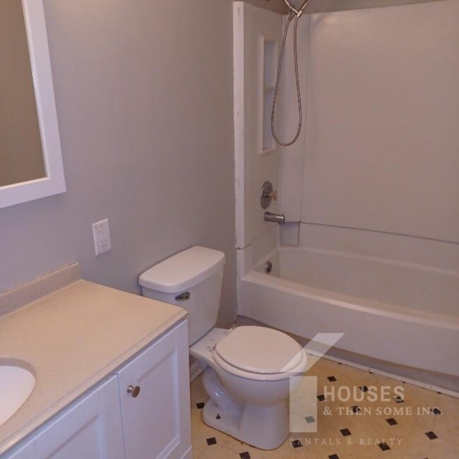 Building Photo - 714 Farley Ave