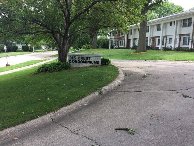 Building Photo - Gorgeous 2 Bedroom, 1.25 Bath Townhouse near UIHC