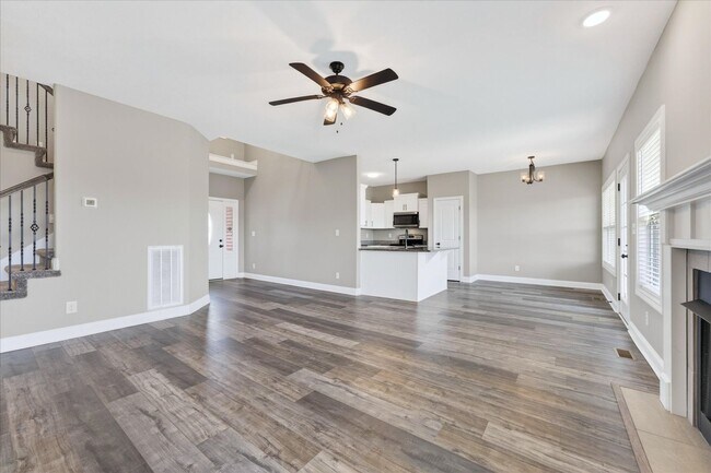 Building Photo - Pet Friendly Four Bedroom with Bonus!