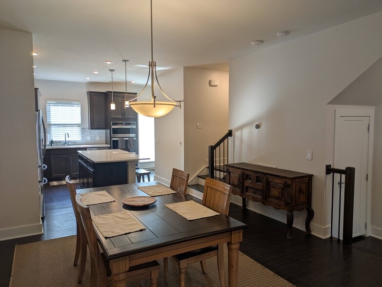 Dining area - 15037 New Amsterdam Ln
